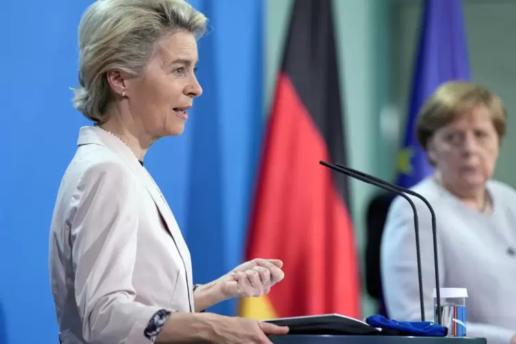 EU-Kommissionspräsidentin von der Leyen und die damalige Bundeskanzlerin Angela Merkel. 