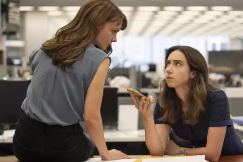 Die Journalistinnen Megan Twohey (Carey Mulligan, inks) und Jodi Kantor (Zoe Kazan) decken den Weinstein-Skandal auf. 