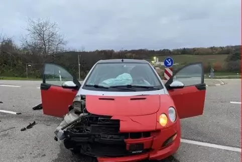 10.000 Euro Schaden entstand am Smart (Bild) und am Peugeot. 