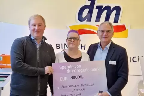 Spendenübergabe (von links): DM-Gebietsverantwortlicher Robin Prinz, Filialleiterin Martina Stieber und Bethesda-Geschäftsführer