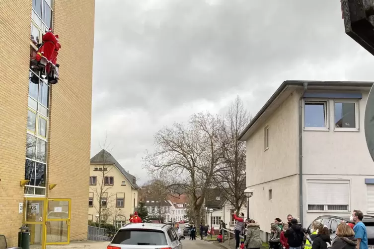Zwei Höhenretter der Berufsfeuerwehr Kaiserslautern haben sich an der Kinderklinik des Westpfalz-Klinikums abgeseilt und Geschen
