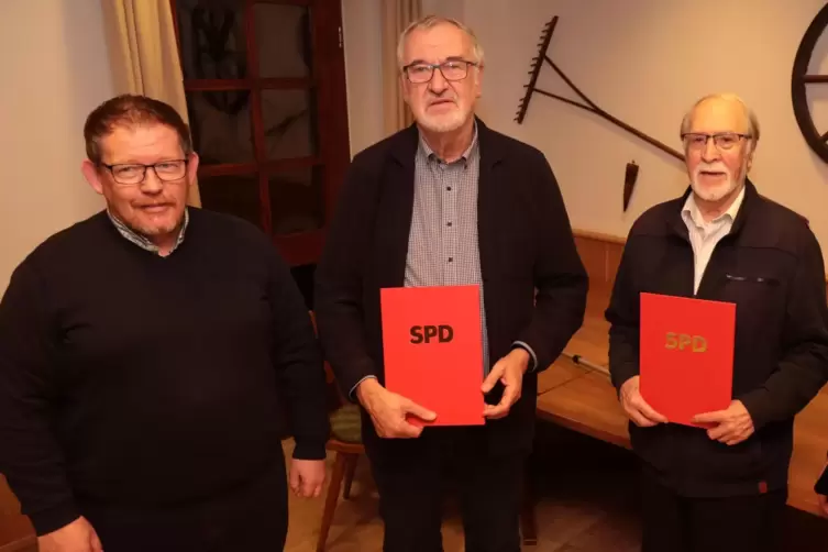 Genossen für 50 Jahre Treue ausgezeichnet: Vorsitzender Valentin Hoffmann mit Reinhold Pfeiffer und Dieter Winnewisser (von link