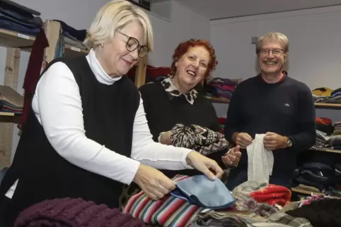 Sabine Stilgenbauer, Petra Hoster und Stephan Schmitz vom Charitasausschuss helfen in der Kleiderstube.
