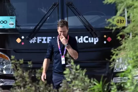 Oliver Bierhoff bei der Abreise aus Doha. Er selbst wollte Wege „für neue Weichenstellungen“ freimachen, sagte er nun. 