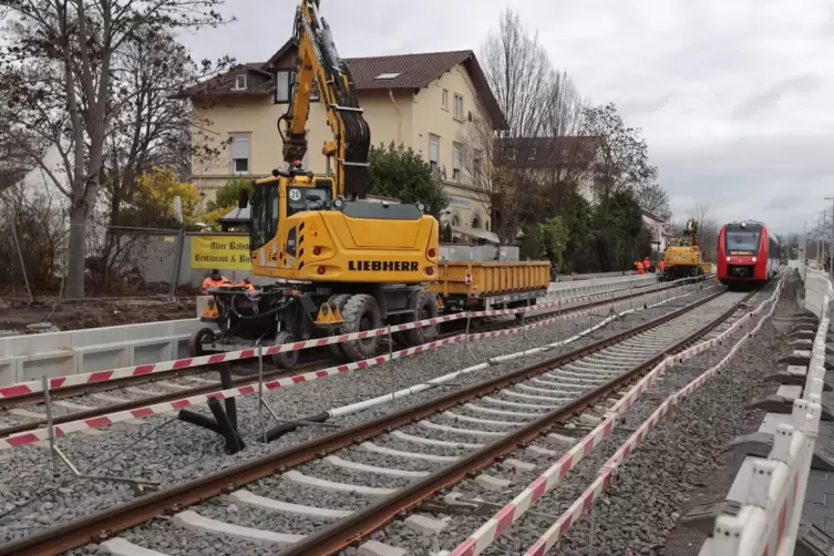 In Kirchheim bei Grünstadt werden die Arbeiten am neuen Kreuzungsbahnhof nicht rechtzeitig fertig. 
