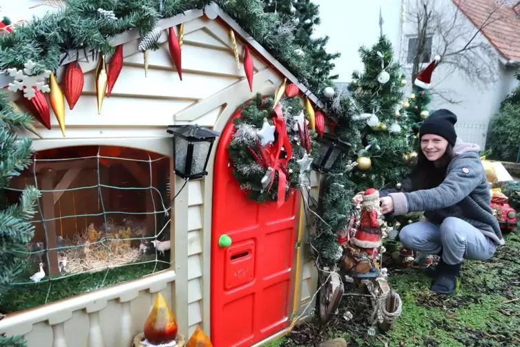 Mit viel Liebe zum Details hüllt Sarah Mayer ihren Vorgarten in ein weihnachtliches Ambiente . 
