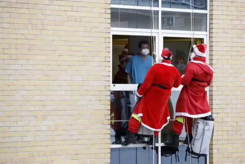 Kurzer Plausch: die Nikolause mit Chefarzt Thomas Kriebel.
