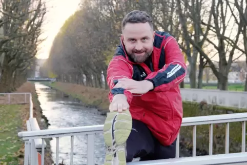 Marcus Brunner macht Dehnübungen in der Zweibrücker Allee. Sein Motto: Sport allein ist nicht genug. 