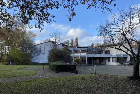 Die Bienwaldschule steht leer. Der Kreis will darin eine Flüchtlingsunterkunft einrichten. Die Stadt Wörth will das Gebäude vom 