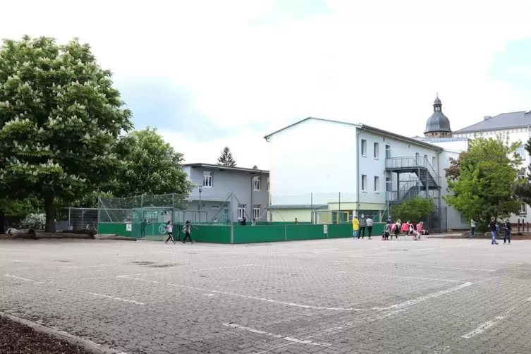 Auch &uuml;ber den Standort des Neubaus im Schulhof wurde heftig diskutiert. 