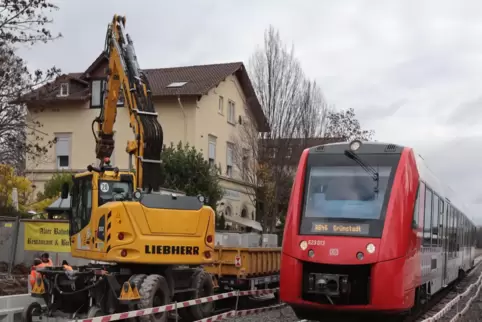 Weil die Bauarbeiten am neuen Kreuzungsbahnhof in Kirchheim nicht rechtzeitig fertig werden, bleiben die geplanten Verbesserunge
