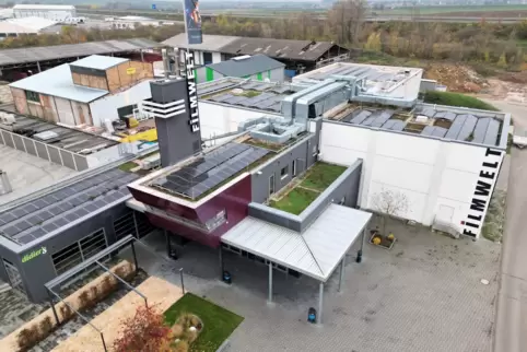 Das 1000 Quadratmeter große Flachdach der Filmwelt Grünstadt wurde rechtzeitig vor der Energiekrise mit Solarmodulen belegt. 