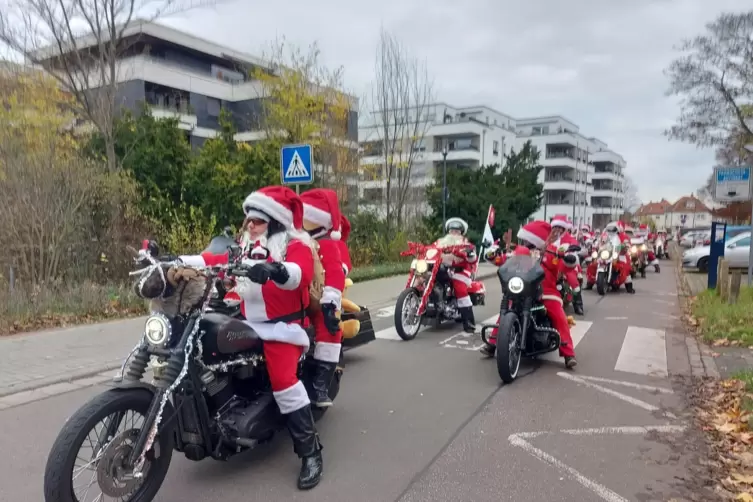 Die Riding Santas verkleiden sich und ihre Motorräder.