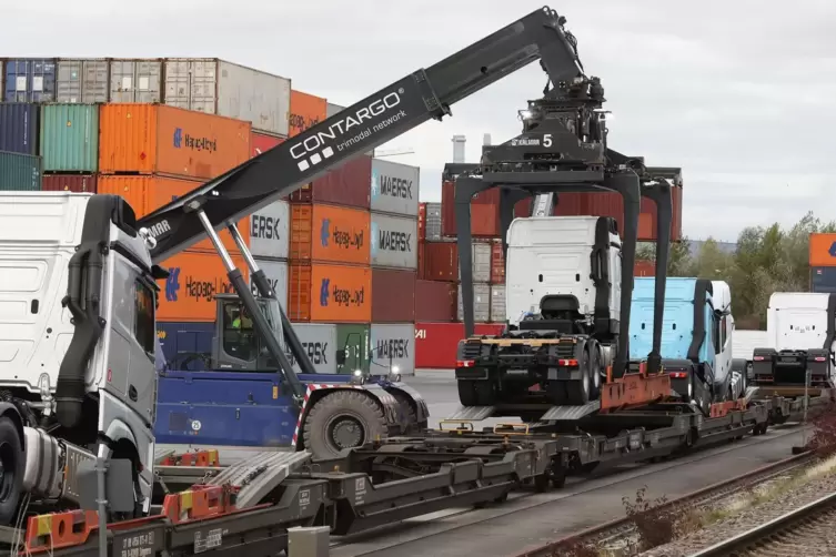 Lastwagenverladung soll vom Wörther Hafen in ein eigenes Terminal verlagert werden.