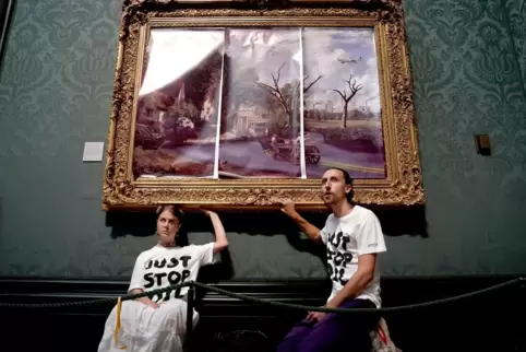 Verurteilt: Aktivisten klebten sich im Juli in der Nationalgalerie in London an ein Gemälde von John Constable.