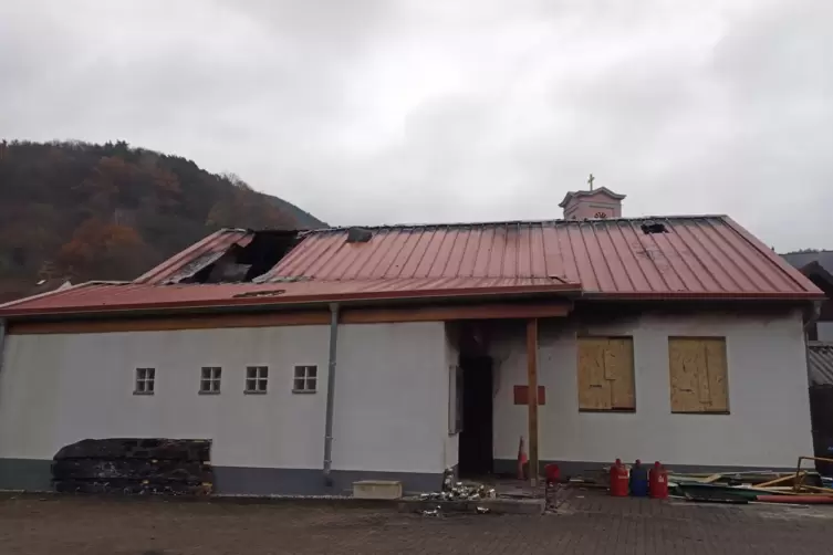 Das Dach ist zerst&ouml;rt. Wahrscheinlich muss das Haus abgerissen werden. 