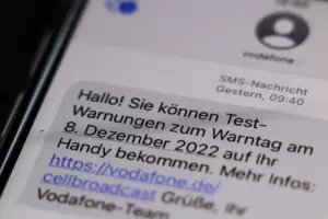 Die großen Mobilfunkanbieter haben bereits vorab Nachrichten an ihre Kunden verschickt, die auf den Warntag hinweisen. Die großen Mobilfunkanbieter haben bereits vorab Nachrichten an ihre Kunden verschickt, die auf den Warntag hinweisen.