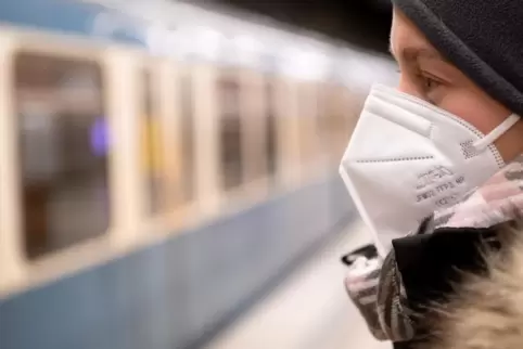 Im ÖPNV muss man noch immer Maske tragen.
