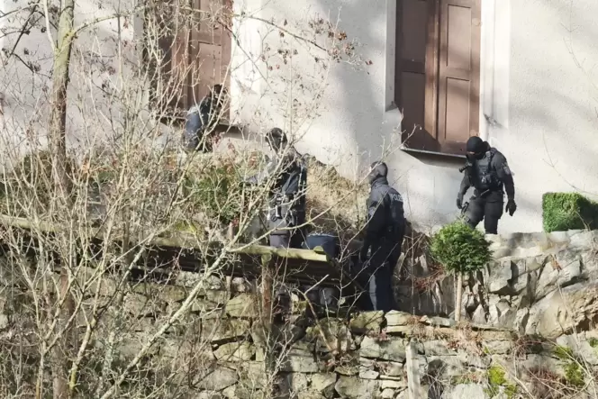 Einsatzkräfte der Polizei am Jagdschloss Waidmannsheil in Thüringen, Residenz der Familie des mutmaßlichen Rädelsführers.