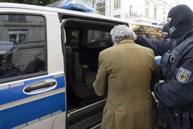 Der mutmaßliche Rädelsführer bei der Festnahme. Der mutmaßliche Rädelsführer bei der Festnahme.