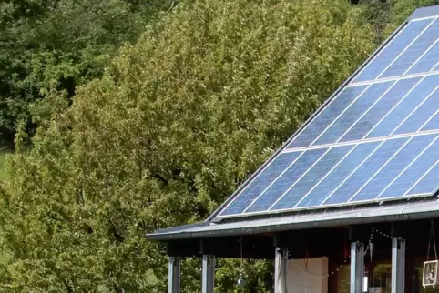 An seinem Haus in Winnweiler hat Rudolf Franzmann eine Photovoltaik-Dachanlage installiert, die von einer zweiten, kleineren Var