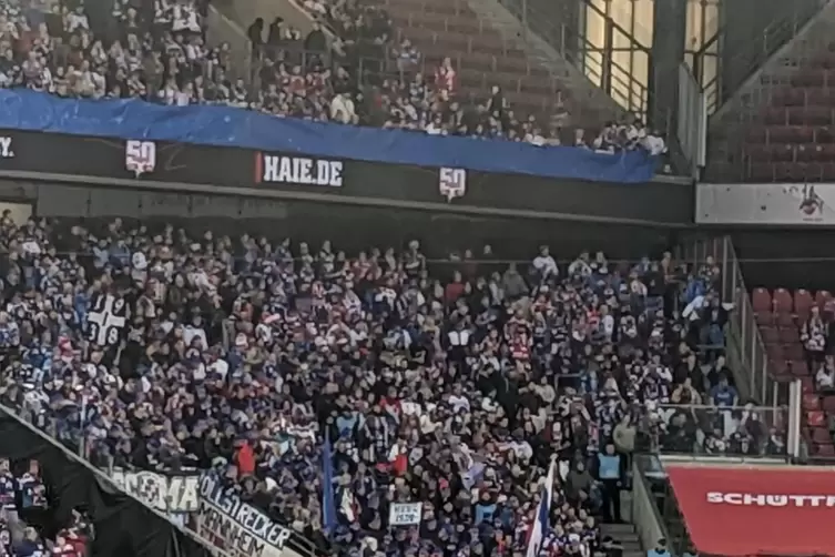Der Fan-Block der Adler Mannheim im Rhein Energie Stadion. 