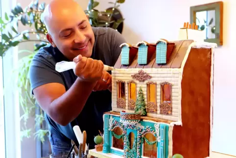 In den letzten Zügen: Passend zur Adventszeit hat David Buchholz-Sanchez ein Lebkuchen-Haus kreiert.
