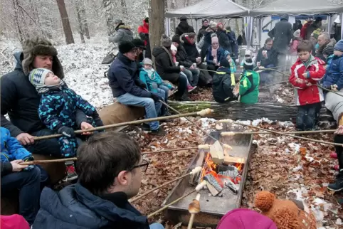 Neustart nach zwei Jahren Pause: Kinder können am Sonntag in Dudenhofen wieder ihr Stockbrot über dem Feuer backen. 