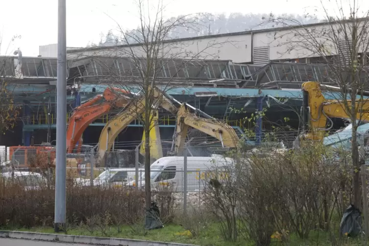 Die Bagger rollen: Die erste Opel-Halle wird abgerissen, um Platz für einen ACC-Neubau zu schaffen. 