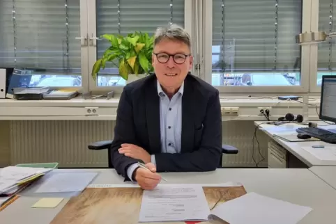 Lothar Ohliger an seinem Schreibtisch in der Röchlingstraße in Kaiserslautern. 