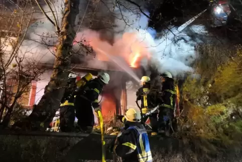 Rund 80 Feuerwehrleute waren im Einsatz, um den Brand in Blaubach zu löschen.