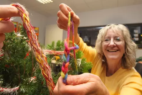 Wollketten als Baumschmuck: Christa Berlinghoff ist zufrieden.