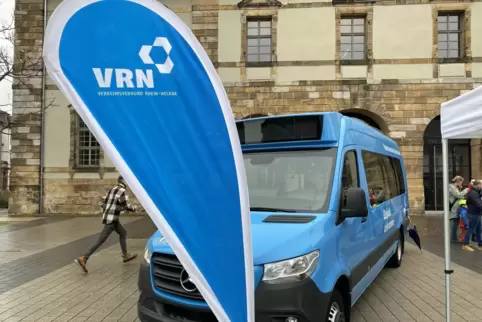 Ein kräftiges Blau ist das Markenzeichen der Busse des VRN. 