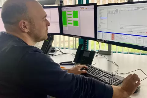 Gleich geht’s los: Disponent Daniel Weyrauch startet in der Leitstelle der Hauptfeuerwache die Testalarmierung.