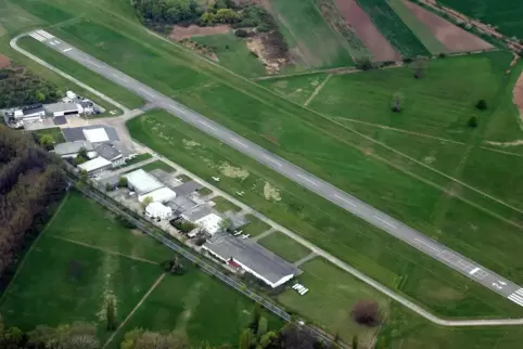 Nach dem Durchstarten am Flugplatz Worms passierte das Unglück. Nach dem Durchstarten am Flugplatz Worms passierte das Unglück.