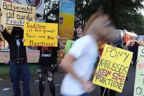 Tierschützer demonstrieren immer wieder gegen Ponykarussells auf Jahrmärkten (hier beim Stoppelmarkt vor den Toren Vechtas in Ni