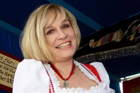 Schlagersängerin Mary Roos 2014 beim Bummel über das Oktoberfest. 