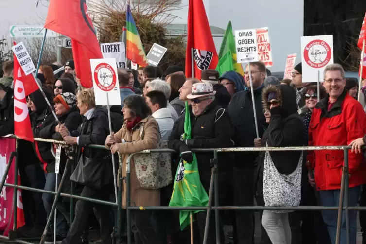 Die „Omas gegen Rechts“ bei einer Demonstration in Kandel im Dezember 2018. 