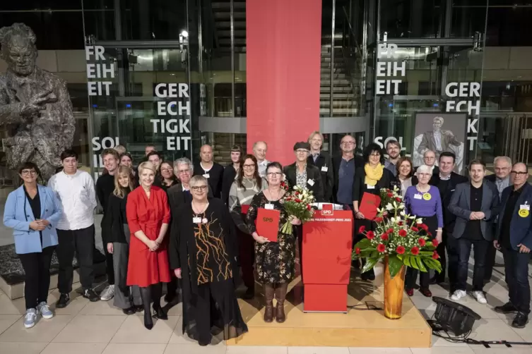 Die Preistr&auml;ger 2020/2021/2022 des Regine-Hildebrandt-Preises der SPD. Inge Heimer steht links neben dem Redepult. 