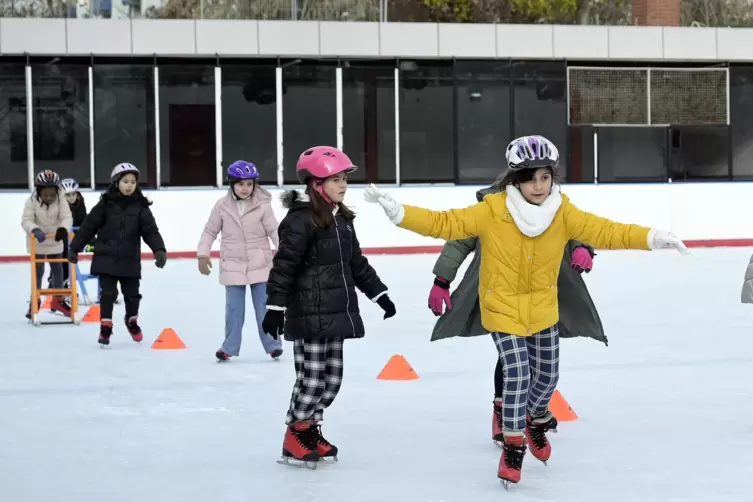 Kinder der Albert-Schweitzer-Schule üben sich bei der Aktion „Bewegter Advent“ im Eislaufen. 