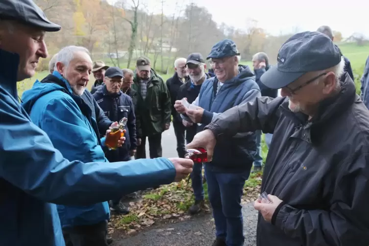 Bei einem kurzen Stopp wird der Durst gel&ouml;scht &ndash; auch mal mit Alkoholischem. 
