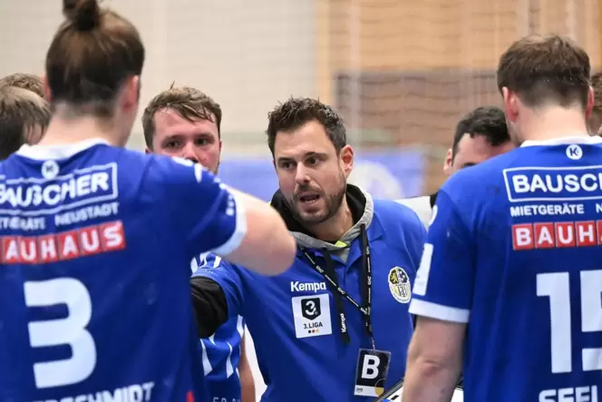 Muss am Samstag möglicherweise umstellen: Haßlochs Trainer Andreas Reckentäler (Mitte).