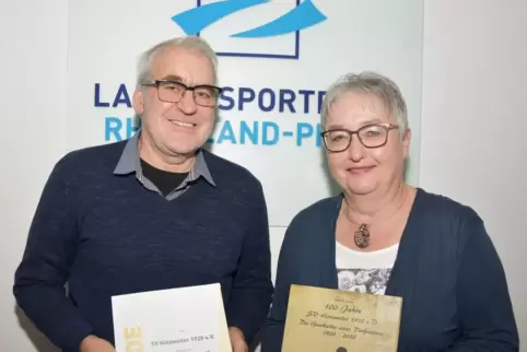 Werner Lang, Vorsitzender des SV Hinzweiler, und seine Stellvertreterin Monika Fadel bei der Preisverleihung. 