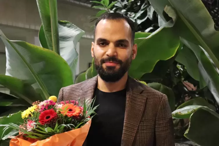 Für seine hervorragenden Studienleistungen sowie sein soziales Engagement hat Hassan Alhaji den mit 1000 Euro dotierten Preis de
