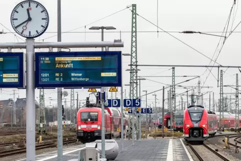 Mit einem 49-Euro-Monatsticket per Nah- und Regionalverkehr durch Deutschland: Das soll bald möglich sein.