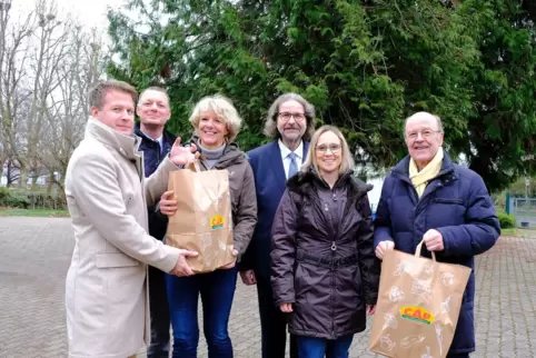 Der Lions-Club hat der Diakonie und der Caritas 40 Lebensmitteltüten für bedürftige Familien gespendet: Lions-Vorstandsmitlieder