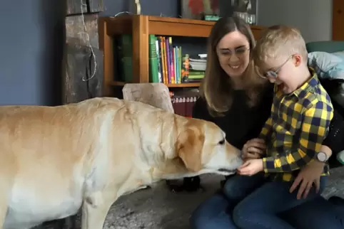 Sandra Süß und ihr Sohn Phil mit dem Labrador der Familie Schirmer, die im Zuge der Spendenaktion zu neuen Freunden geworden sin