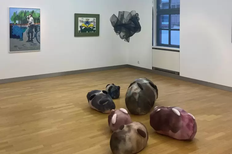 Werke unterschiedlicher Art: ein Blick in die APK-Ausstellung im Kulturhof Flachsgasse.