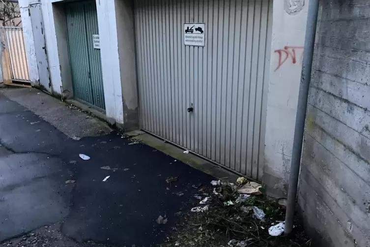 Vor dieser Garage in der Staubb&ouml;rnchenstra&szlig;e in der Innenstadt wurde die Leiche von Diana Bodi im Dezember 2020 gefunden.