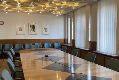 Schräge Mischung aus unterschiedlichsten Stilen und Zeiten: der Sitzungssaal 1 im Rathaus. 